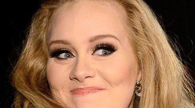 Adele luce una alianza que indica que podría haberse casado en secreto con Simon Konecki