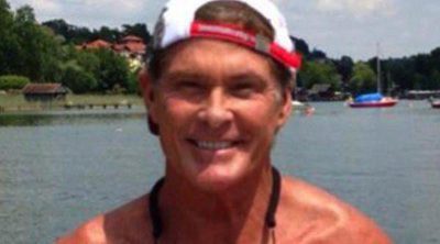 David Hasselhoff retoma su papel de vigilante de playa posando con un bañador rojo y un salvavidas