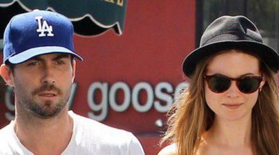 Adam Levine se compromete con Behati Prinsloo tras un año de noviazgo