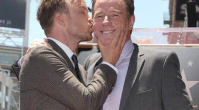 Bryan Cranston estrena su estrella en el Paseo de la Fama arropado por sus compañeros de 'Breaking Bad'