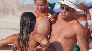 Ronaldo disfruta de un día de diversión con sus hijas y de amor con Paula Morais en Ibiza