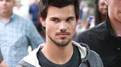 Taylor Lautner y Marie Avgeropoulos pasean de la mano después de rodar 'Tracers'