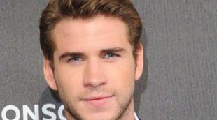 A Liam Hemsworth le gastan una broma con un consolador mientras graba una escena de sexo