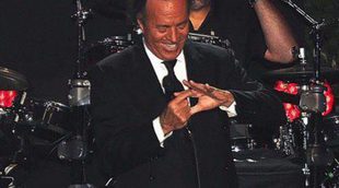 Julio Iglesias dedica una de sus canciones a las víctimas del accidente de Santiago en su concierto de Marbella