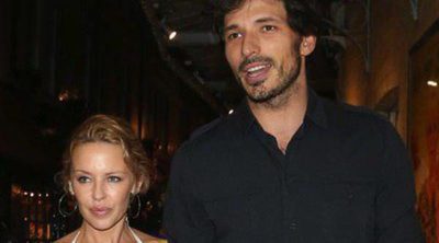 Kylie Minogue y Andrés Velencoso desmienten su ruptura paseando cogidos de la mano por Londres