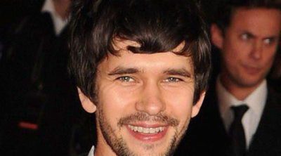 El actor Ben Whishaw confiesa que es gay y que lleva un año casado con Mark Bradshaw