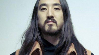 Steve Aoki le lanza un pastel a un joven en silla de ruedas durante su concierto en Toronto