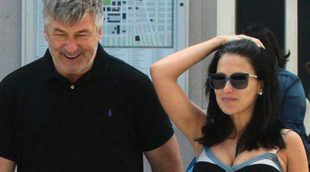 Hilaria Thomas y Alec Baldwin, tranquilo paseo con sus perros por Nueva York antes de ser padres