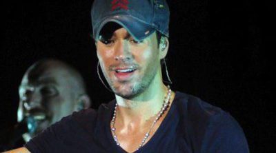 Enrique Iglesias actúa en el Starlite Festival 2013 arropado por su madre Isabel Preysler y sus hermanas Tamara y Ana