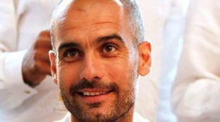 Pep Guardiola brinda por un año de éxitos en el FC Bayern de Munich vestido de bávaro