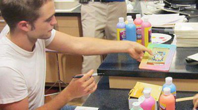 Robert Pattinson hace manualidades con los niños del Children's Hospital de Los Angeles