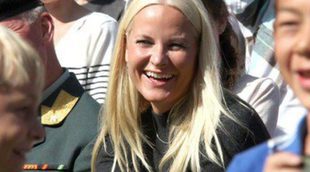 Mette-Marit de Noruega, como una niña en la inauguración de un parque de esculturas infantiles en Oslo