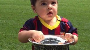 Gerard Piqué celebra la Supercopa de España con una sesión de fotos con Shakira y Milan en el Camp Nou