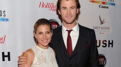 Chris Hemsworth arropado por Elsa Pataky y sus hermanos Liam y Luke en el estreno de 'Rush' en Toronto 2013