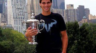 Rafa Nadal posa con la copa US Open 2013 en Nueva York antes de volver a España