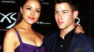 Nick Jonas celebra su 21 cumpleaños con su novia Olivia Culpo y sus hermanos Joe y Kevin Jonas