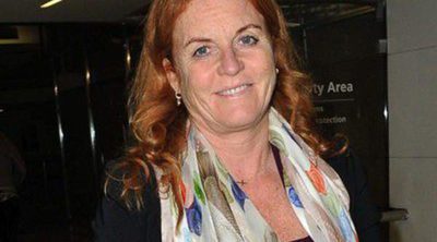 Sarah Ferguson 'imita' a la Reina Sofía y pasea con un bolso con la cara de sus hijas