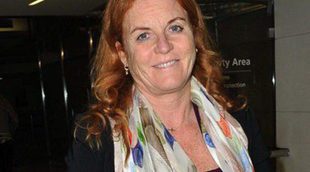 Sarah Ferguson 'imita' a la Reina Sofía y pasea con un bolso con la cara de sus hijas