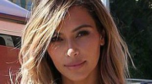 Kim Kardashian luce pelo rubio y figura en una comida con Kourtney Kardashian y Scott Disick