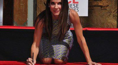 Sandra Bullock plasma sus huellas en el Teatro Chino de los Angeles con su hijo Louis como testigo