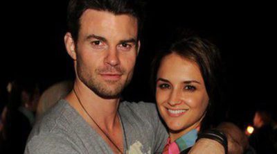 Rachael Leigh Cook y el actor de 'Crónicas Vampíricas' Daniel Gillies han sido padres de una niña