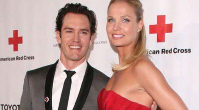 El actor de 'Salvados por la campana' Mark-Paul Gosselaar y Catriona McGinn, padres de un niño llamado Dekker Edward