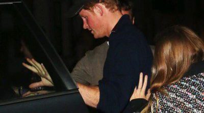 El Príncipe Harry y Cressida Bonas disfrutan del concierto de James Blunt con Beatriz de York y Dave Clark