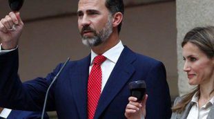 Los Príncipes Felipe y Letizia brindan para celebrar el Día de la Policía en Alcalá de Henares