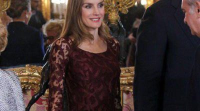 La Princesa Letizia 'se resiste' a beber tras el brindis en el Día de la Hispanidad 2013