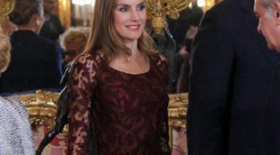 La Princesa Letizia 'se resiste' a beber tras el brindis en el Día de la Hispanidad 2013