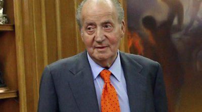 El Rey Juan Carlos reaparece tras su operación de cadera de pie y sin muletas: "Estoy muy bien"