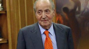 El Rey Juan Carlos reaparece tras su operación de cadera de pie y sin muletas: "Estoy muy bien"