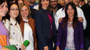 La Princesa Letizia, sonriente y entregada en su visita al Centro de Formación Profesional 'Pirámide'