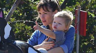 Jennifer Garner y January Jones eligen con sus hijos la mejor calabaza de Halloween