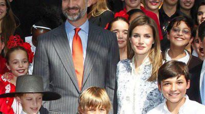 Los Príncipes Felipe y Letizia se rodean de niños antes de finalizar su visita oficial a Miami