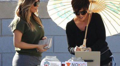 Khloe, Kourtney y Kim Kardashian, Bruce, Kylie, Kendall y Kris Jenner, una familia feliz en un mercadillo benéfico