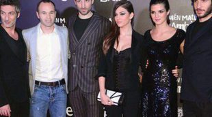 Iniesta se rodea de Quim Gutiérrez, Clara Lago y Úrsula Corberó en el estreno de '¿Quién mató a Bambi?'