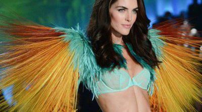 Hilary Rhoda presume de anillo de compromiso en la fiesta posterior al desfile de Victoria's Secret