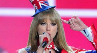 Taylor Swift pone mÃºsica al Victoria's Secret Fashion Show 2013 envuelta en la bandera del Reino Unido