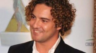 David Bisbal recibe un premio de los empresarios por promocionar su Almería natal