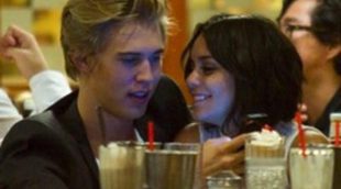 Vanessa Hudgens y su novio Austin Butler dan un romántico paseo en bicicleta por Los Ángeles