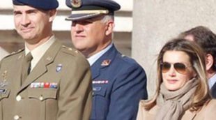 Los Príncipes Felipe y Letizia presiden el Relevo Solemne de la Guardia Real en el Palacio de Oriente