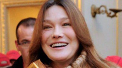 Carla Bruni reaparece tras ser madre para repartir regalos de Navidad junto a Nicolas Sarkozy