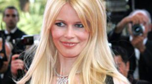 Claudia Schiffer posa muy sensual al más puro estilo Brigitte Bardot