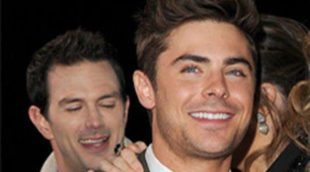 Zac Efron luce nuevo tatuaje en la presentación de su última película