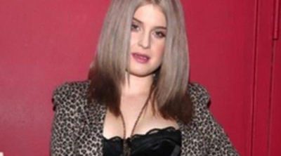 La cantante Kelly Osbourne se fractura la mano izquierda al caerse de la cama de un hotel