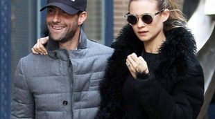 Adam Levine pasea con su prometida, Behati Prinsloo, por las calles de Nueva York