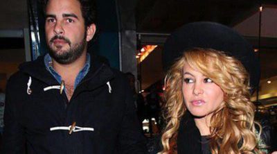 Paulina Rubio y Gerardo Bazúa, muy sonrientes cogidos de la mano por Los Angeles