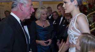 El Príncipe Carlos y Camilla Parker se mezclan con artistas en la Royal Variety Performance