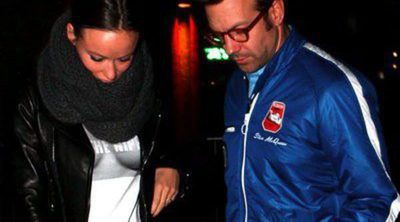 Olivia Wilde luce embarazo junto a Jason Sudeikis en un concierto de jazz en Los Angeles